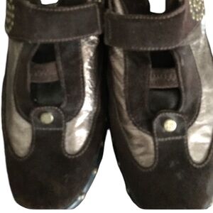 𝅺Stuart Weitzman size 10 Brown leather sneakers with Gold details Velcro closure